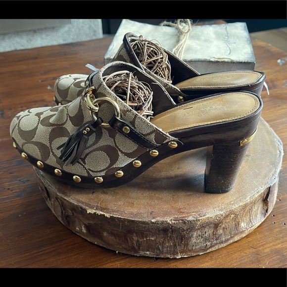 BNWT size 7 Coach clogs with matching Hobo bag! - Picture 8 of 13